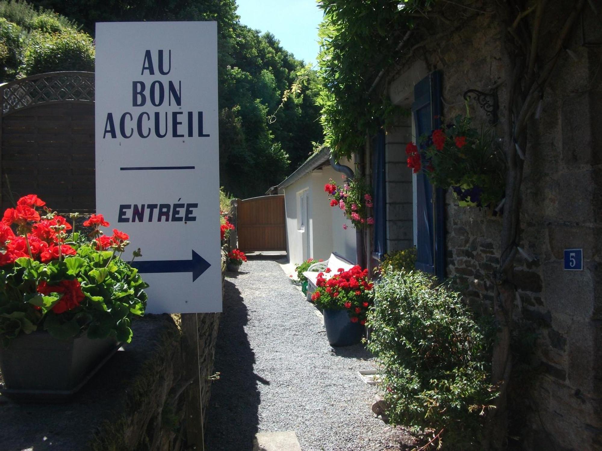 Au Bon Accueil Bed and Breakfast Saint-Marcan Εξωτερικό φωτογραφία